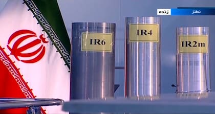 Tres versiones de centrifugadoras de uranio construidas en el país se muestran durante un programa en vivo desde Natanz, una planta de enriquecimiento de uranio, en Irán. (IRIB via AP, Archivo)