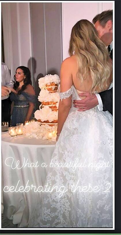 La torta de tres pisos, que descubrimos a través de las redes sociales. Los novios siguieron los ritos típicos, incluso bailaron el vals.