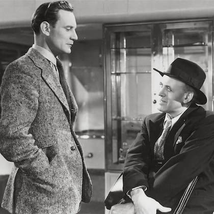 Trevor Howard y Alastair Sim como sospechoso y detective en la película "Verde para el peligro" de de 1946
