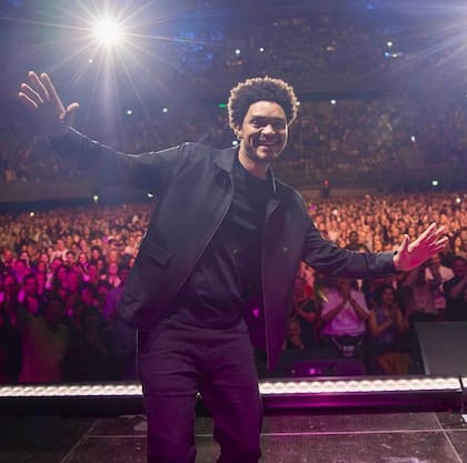 Trevor Noah es famoso por sus monólogos políticos, durante 7años condujo el célebre ciclo Daily Show, por Comedy Central