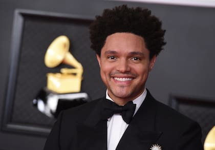 Trevor Noah nuevamente ofició de maestro de ceremonia de la la nueva edición de los Premios Grammy, en Los Ángeles