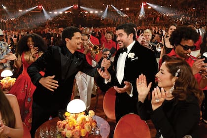 Trevor Noah, que ofició de presentador, sorprendió a Bad Bunny –que llevó un smoking de Schiaparelli– al cantar uno de sus temas en español con una banda en vivo. En la imagen se la ve a Gloria Estefan aplaudiendo