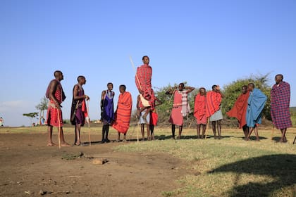 Tribu Maasai con sus coloridas vestimentas en el norte de Tanzania