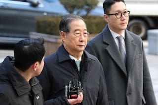 Tribunal de Corea del Sur reduce la pena de cárcel a ex primer ministro por ley marcial