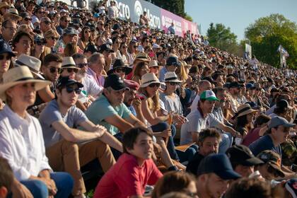 Tribunas llenas, un clásico del Abierto de Tortugas, cuya organización siempre está en todos los detalles