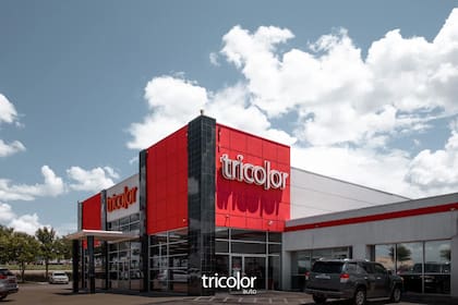 Tricolor Auto fue fundada en Texas a comienzos de los años 2000 y ofrecía financiamiento para personas sin historial crediticio o con acceso limitado al sistema bancario tradicional