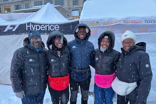 Trillizos adolescentes representan a Jamaica: uno compite en Olímpicos, dos animan tras quedar fuera