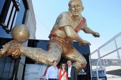 Trillo junto con DOnofrio en la inauguración de la estatua de Labruna en noviembre de 2015