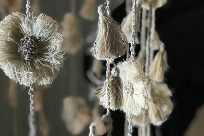 Detalle de las guirnaldas, con flores y pompones, que integran la instalación textil 
