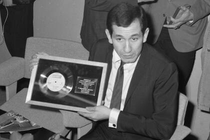 Trini Lopez distinguido por su gran éxito "If I Had a Hammer"