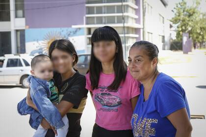 Trinidad tiene en brazos a su hermano Elian, de 6 meses. A su lado están su hermana Natalie y Silvia, la mujer de su abuelo: "Venimos de hacerle el control de salud al bebé. Como mi mamá trabaja, vamos nosotras"