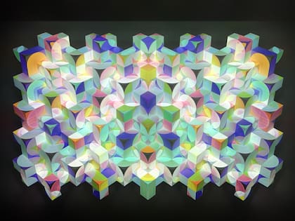 Trinity, la obra más representativa expuesta en el lobby de un hotel.