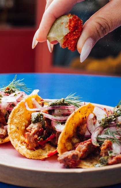 Trío de tacos de alambre, con carne de res, chimi mexicano, cebolla morada, cilantro y lima