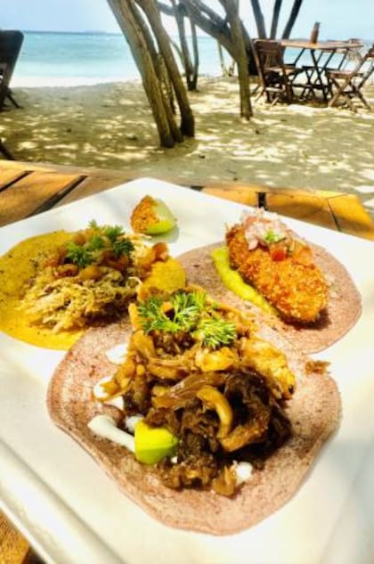 Trío de tacos, del food truck El Manglito, de cocina mexicana, árabe y caribe en el Sofitel Barú Calablanca (Cartagena)