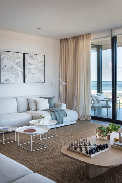 Trío ‘Fat-Fat’ diseñado por Patricia Urquiola (todo de B&B Italia), sofá modular ‘Paris Seoul’ (Poliform) y dúo de acrílicos de la argentina María Maggiori.