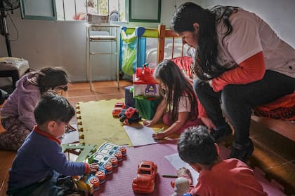 Triple jornada: las mujeres en barrios populares, además de trabajar y cuidar a sus hijos, realizan tareas comunitarias