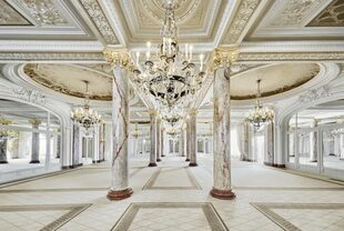 Tristan Auer cambió por completo los espacios abierto, iluminó con altos techos abovedados y reveló la columna de mármol original de 1911.