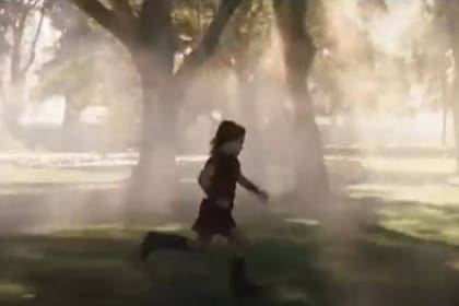 Tristán, el hijo de Christ Hemsworth, corre en el papel del pequeño Thor en la cuarta entrega de los filmes del héroe de Marvel, Thor: Love and Thunder