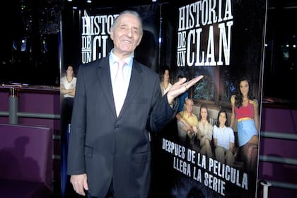 Tristán encarna a El Coronel, un personaje frío y codicioso que integraba el Clan Puccio