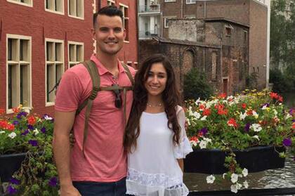 Tristan Hill junto a su pareja