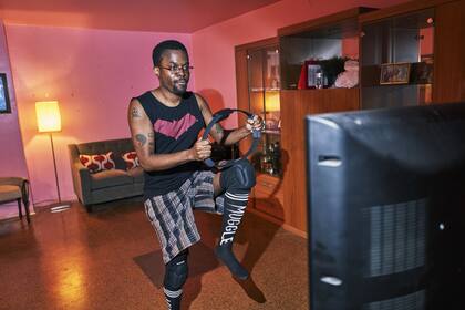 Tristan Scatliffe se ejercita con el Ring Fit de Nintendo en su casa en Brooklyn