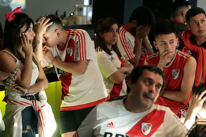 Tristeza de hinchas de River en un bar de Buenos Aires