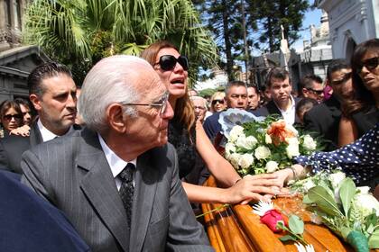 Tristeza y desconsuelo en el ultimo adios a Jorge Ibáñez en el cementerio de la Recoleta