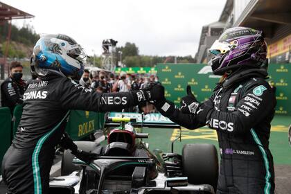 El triunfo de Lewis Hamilton en el GP de Bélgica y el saludo a su compañero de Mercedes, Valtteri Bottas.