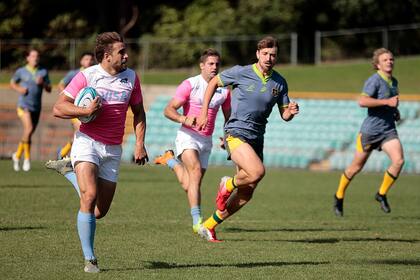 Juan Cruz Mallía se escapa rumbo al in-goal; otro de los tries de los Pumas en el último cotejo de preparación