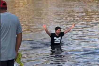 Triunfo: el hombre recuperó las llaves que había perdido en el fondo del laguito de Parque Indpendencia