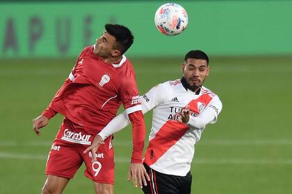 Triverio y Paulo Díaz saltan en la disputa de la pelota