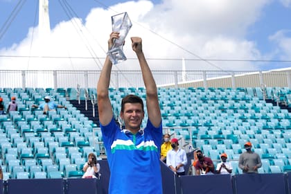 Trofeo en alto para Hubert Hurkacz en el Miami Open