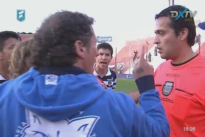 Troglio explotó contra el árbitro del partido