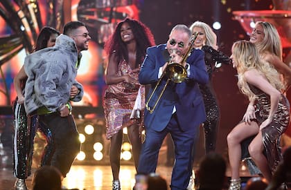 Trombón en mano, Willie Colón canta en el escenario de la ceremonia de los premios Lo Nuestro a la música latina, en 2020