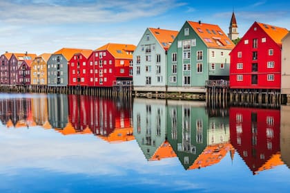 Trondheim, sobre el río el río Nidelva, que atraviesa la ciudad al medio.