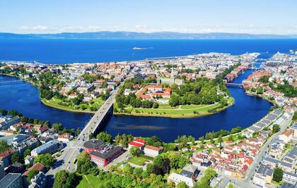 Trondheim es una ciudad ubicada en el fiordo de Trondheim, en el centro de Noruega. Es la tercera ciudad más poblada del país, detrás de Oslo y Bergen.