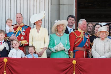 8 de junio de 2019. Completamente integrada a la vida de los Windsor, la duquesa de Cornwall disfrutó del último Trooping the Colour (el tradicional espectáculo de colores que crean los aviones militares en el cielo) en el balcón de Buckingham junto a la reina y la familia real.
