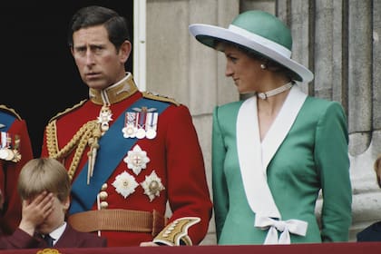 Trooping the Colour del año 1988. El entonces príncipe Carlos junto a la princesa Diana y el pequeño William, que estaba por cumplir 6 años. El vestido de Lady Di guarda muchas similitudes con el traje que su nuera Kate usó el sábado pasado, 37 años después.
