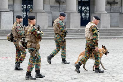 Tropas belgas patrullan la sede de la OTAN en Bruselas