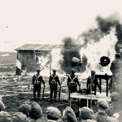 Tropas británicas incendian las barracas del campo de concentración de Bergen Belsen luego de liberarlo, para terminar con la epidemia de tifus
