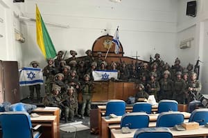 Soldados israelíes tomaron el Parlamento y se fotografiaron con banderas de su país