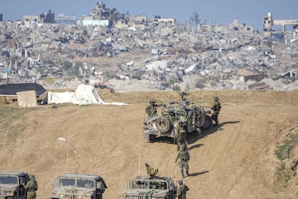 Tropas del ejército israelí cerca de la frontera de la Franja de Gaza, en el sur de Israel, el domingo 24 de diciembre de 2023