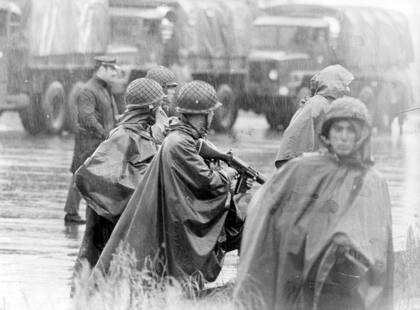 Tropas del ejército vigilan bajo la lluvia los anexos del Aeropuerto Internacional de Ezeiza el 17 de noviembre de 1972.