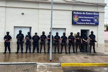 Tropas especiales de la Policía de Entre Ríos custodian la seccional donde quedó alojado el piloto que aterrizó una avioneta con 359 kilos de cocaína