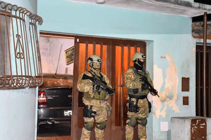 Tropas especiales de la policía santafesina realizaron operativos para encontrar a los responsables de la ola de asesinatos al azar