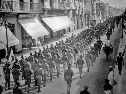 Tropas estadounidenses marcharon en Veracruz, México, en abril de 1914, como parte del bloqueo del puerto de la ciudad. (Getty Images)