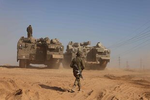 Tropas israelíes se movilizan cerca de la frontera con Gaza, en el sur del país
