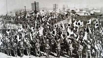Tropas japonesas triunfantes tras invadir Nanjing en 1937.