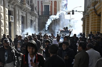 Tropas militares disparan gases lacrimógenos contra personas afuera del Palacio Quemado en la Plaza Murillo en La Paz el 26 de junio de 2024