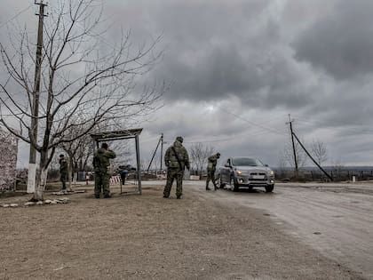 Tropas rusas el 4 de marzo de 2022, a la entrada del pueblo de Varnita, en Transnistria, una región disidente en el este de Moldavia. La delgada franja de territorio moldavo está controlada por al menos 12.000 separatistas y tropas rusas. (Laetitia Vancon/The New York Times)